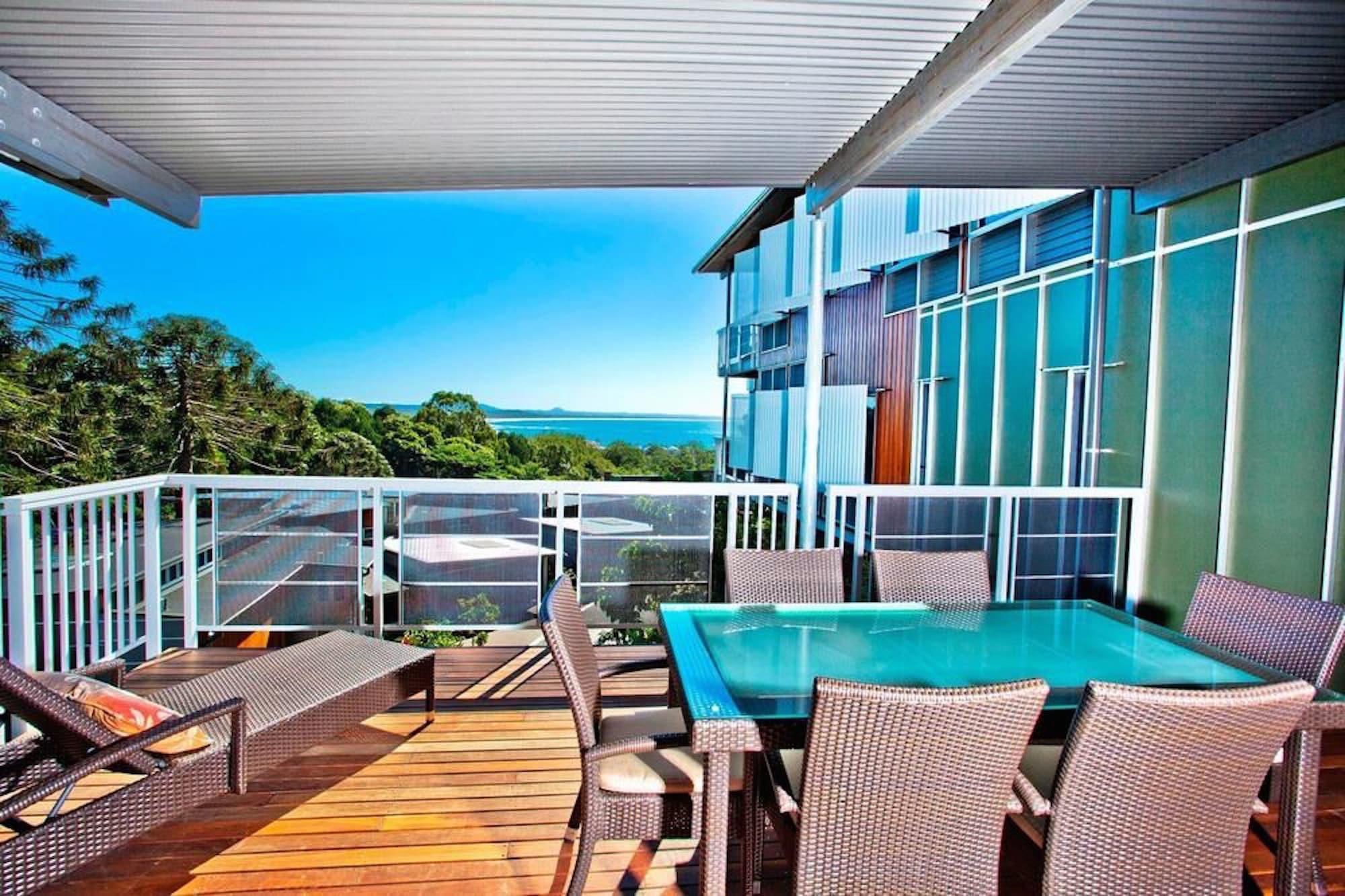 Peppers Noosa Resort And Villas Zewnętrze zdjęcie A balcony with a louvred roof