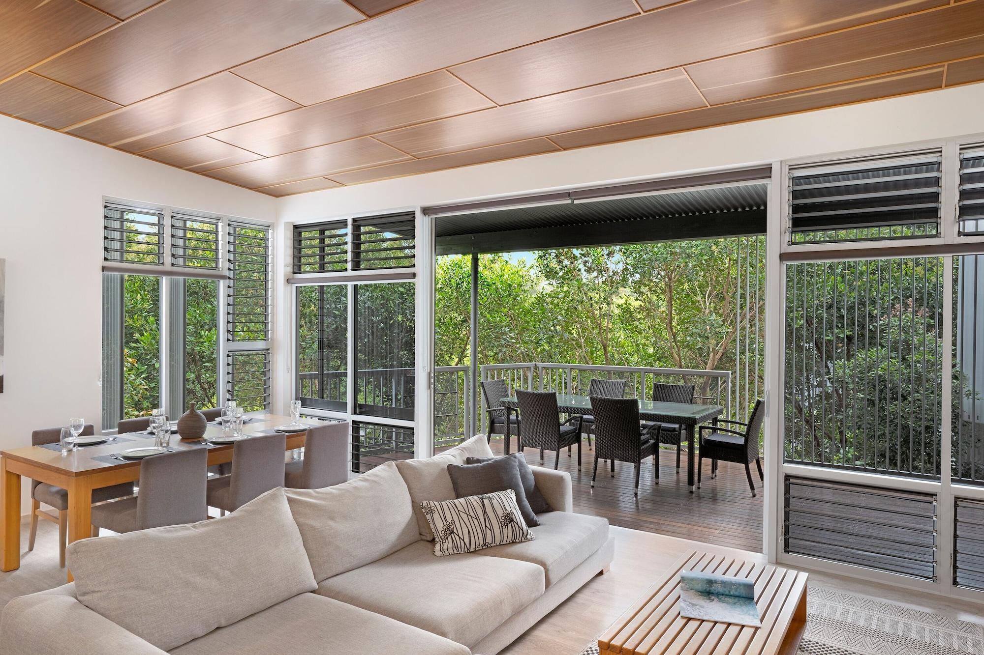 Peppers Noosa Resort And Villas Zewnętrze zdjęcie Living room with a view of the rainforest