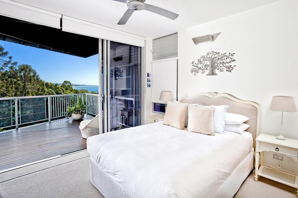 Peppers Noosa Resort And Villas Pokój zdjęcie A bedroom with a sliding door