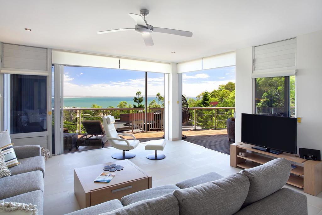 Peppers Noosa Resort And Villas Zewnętrze zdjęcie A living room with a ceiling fan