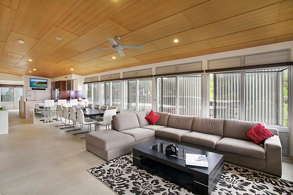 Peppers Noosa Resort And Villas Zewnętrze zdjęcie A living room with a large sectional sofa