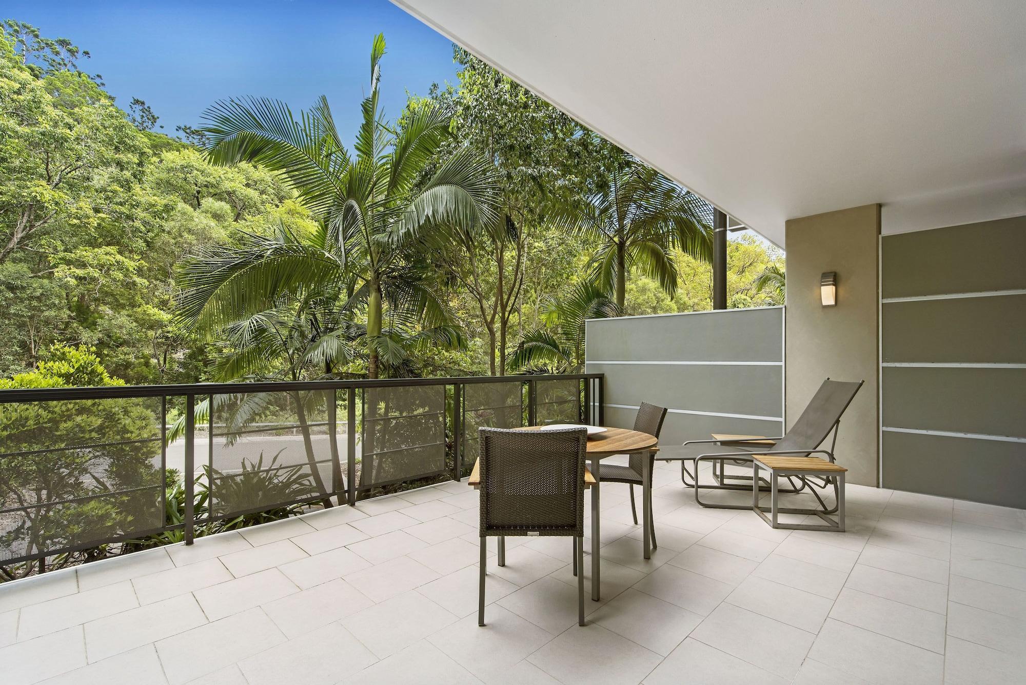 Peppers Noosa Resort And Villas Zewnętrze zdjęcie A balcony at the hotel